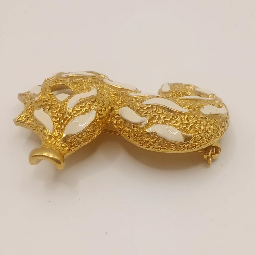 Unsigned Gold Tone Seahorse Brooch 1.5" - Picture 3 of 6